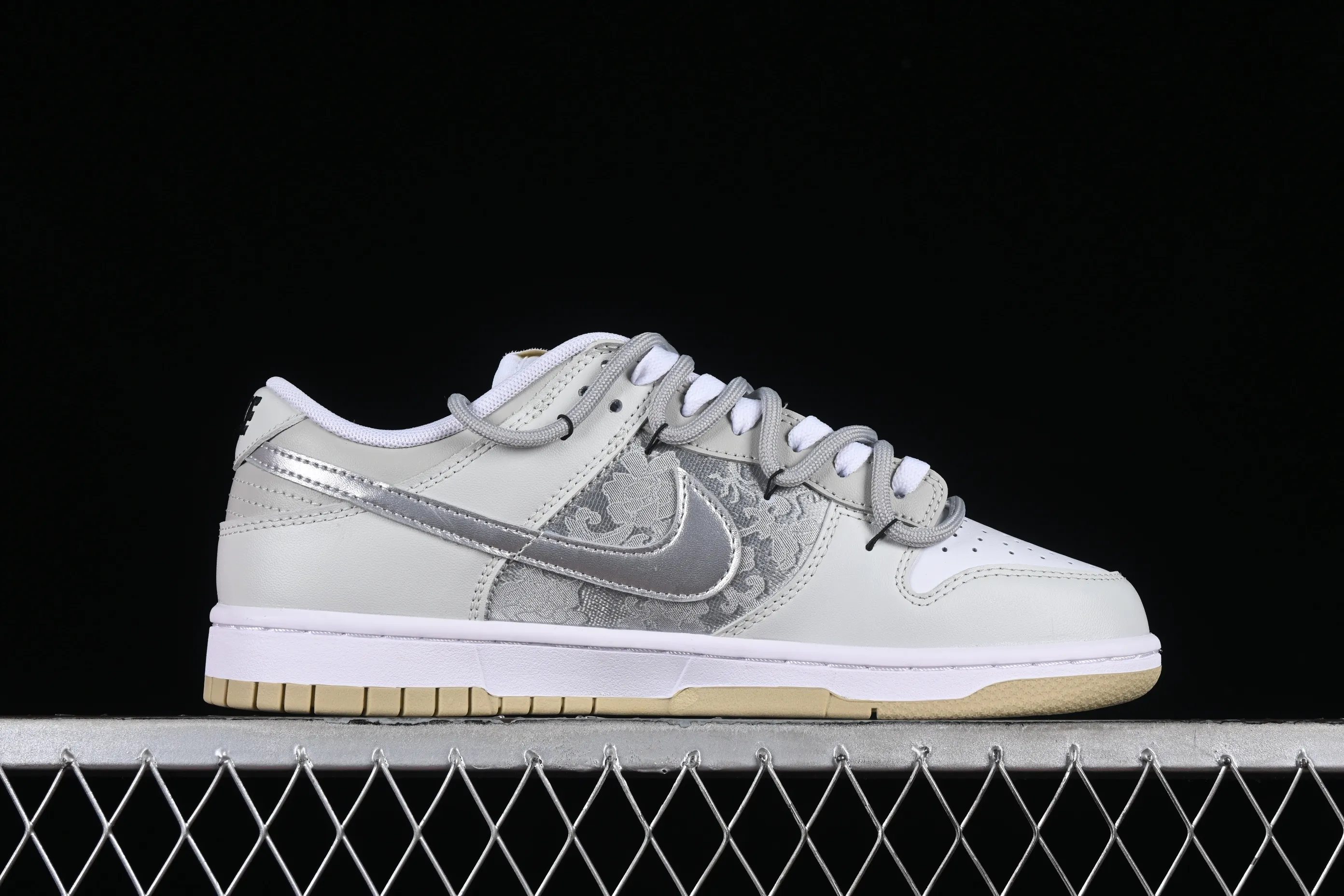 All categories Nk SB Dunk series Nk SB Dunk Low low-top sneakers Nk Dunk Low Year of the Dragon limited edition Yinlong silk patch SB strap low-top casual sneakers DV0833-100